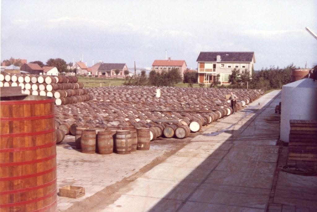 "De kuiperij aan de Geerweg, met uitzicht op de Paradijsweg, in 1966. "
