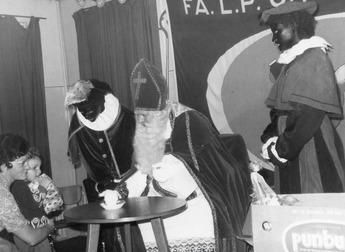 Pim Uijttewaal met zijn moeder tijdens het sinterklaasfeest voor het personeel in de kantine aan de Kattenbrug.