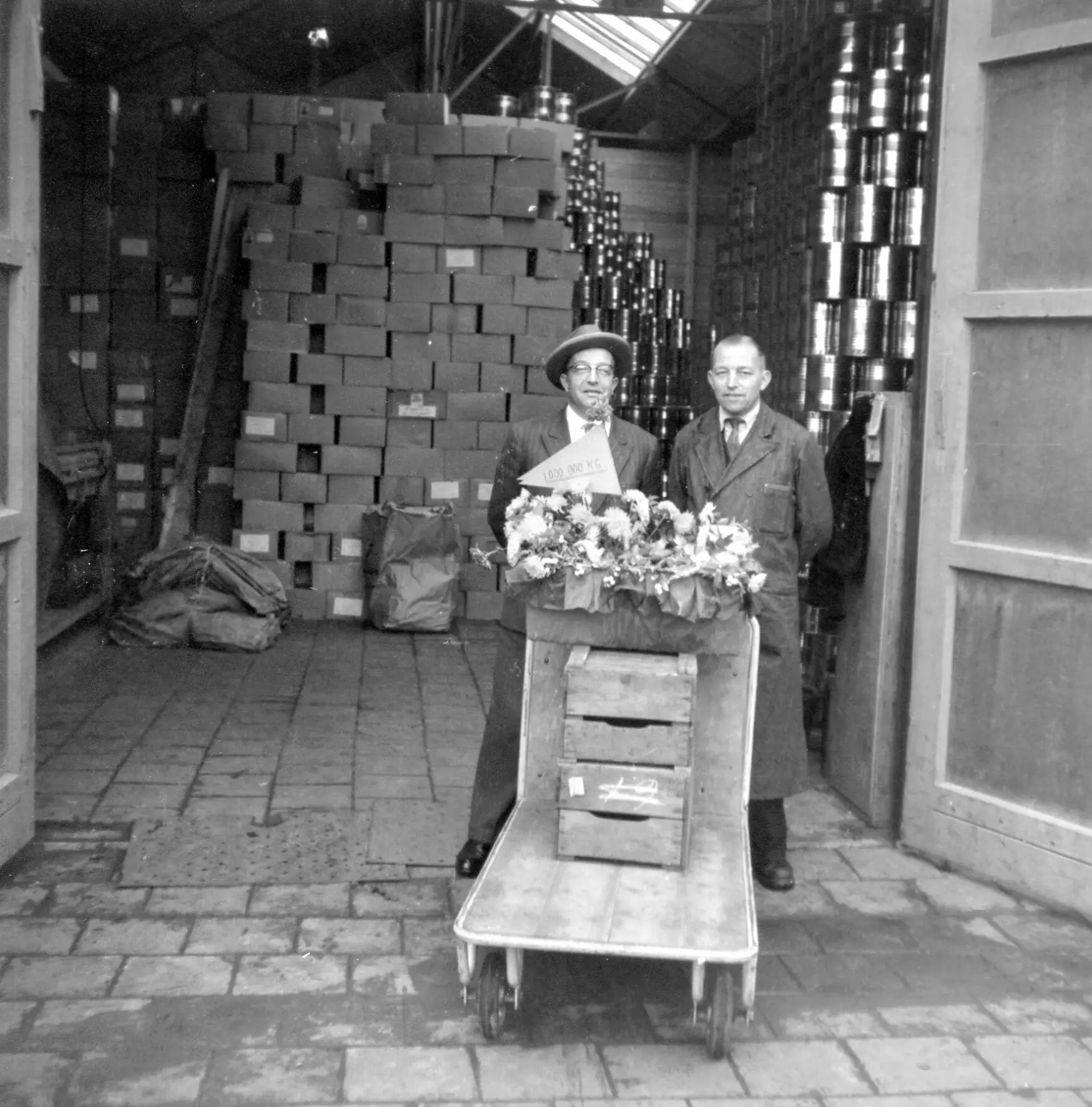 Piet en Jan Uijttewaal bij de kist met de miljoenste kilo augurken, september 1957.