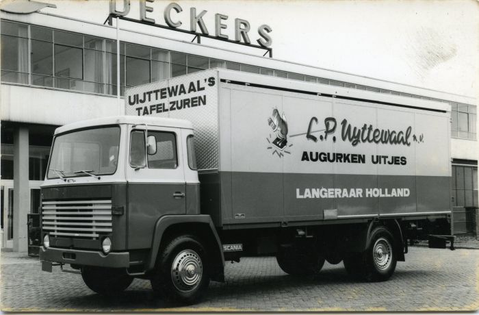 Historische vrachtwagen uit het familie- en bedrijfsalbum van Uijttewaal.