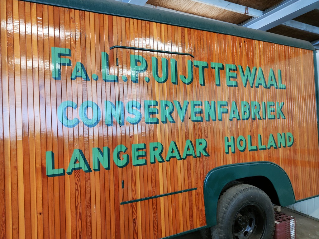 Historische vrachtwagen uit het Uijttewaal-archief, in opslag in Nieuwkoop.