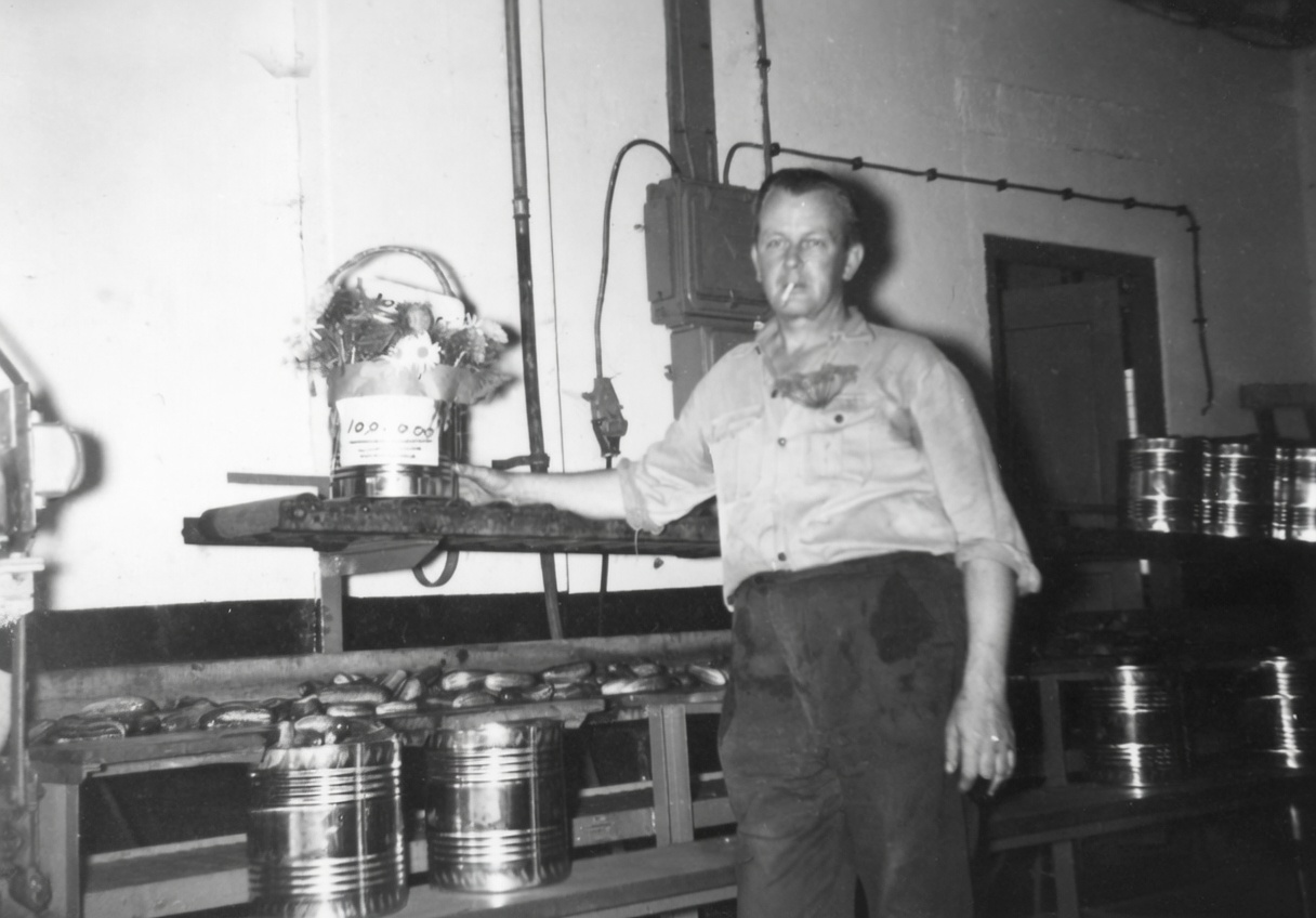 Arie Kennis bij de 100.000ste tienliter, september 1957.