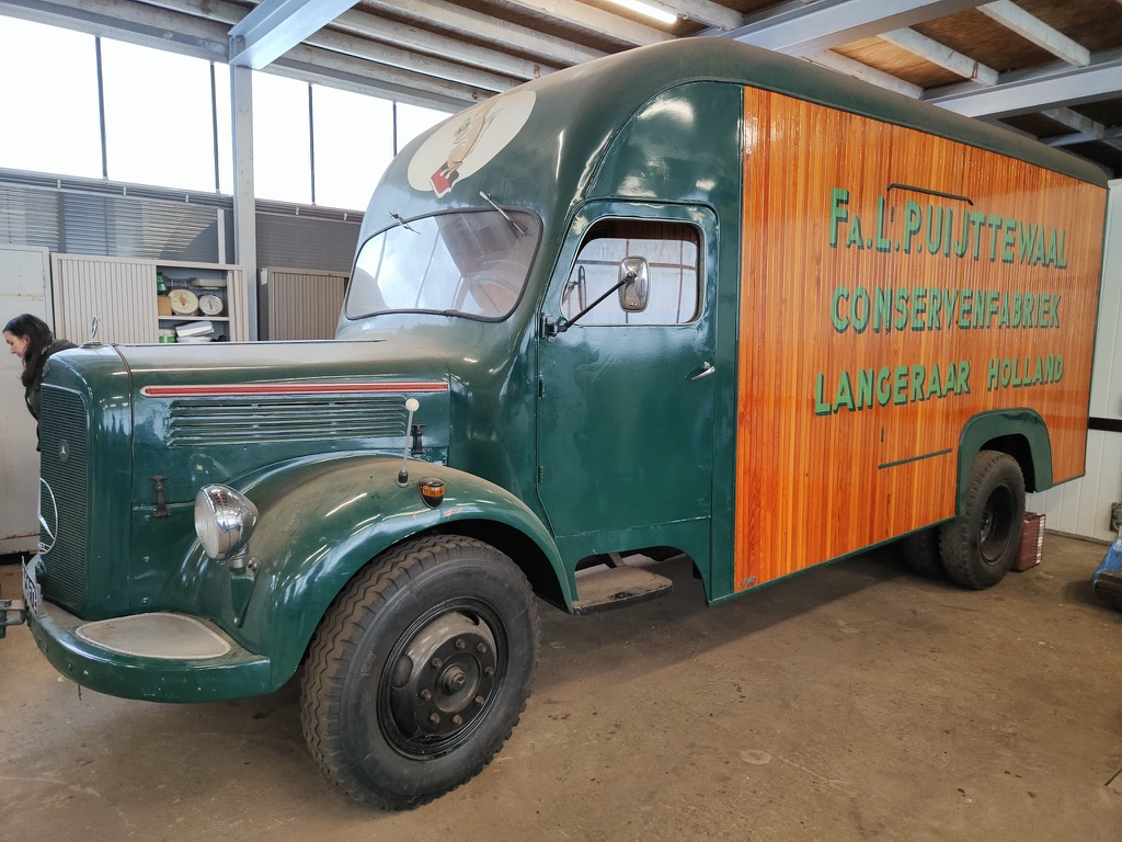 Historische vrachtwagen uit het familie- en bedrijfsalbum van Uijttewaal.