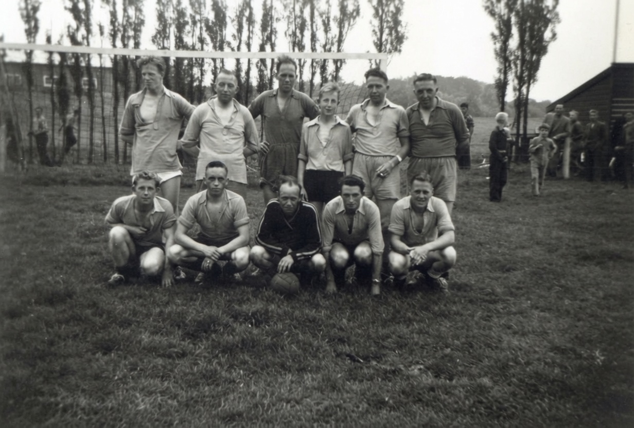 Bedrijfsvoetbalelftal met onder anderen Jan, Leo en Wim Uijttewaal.