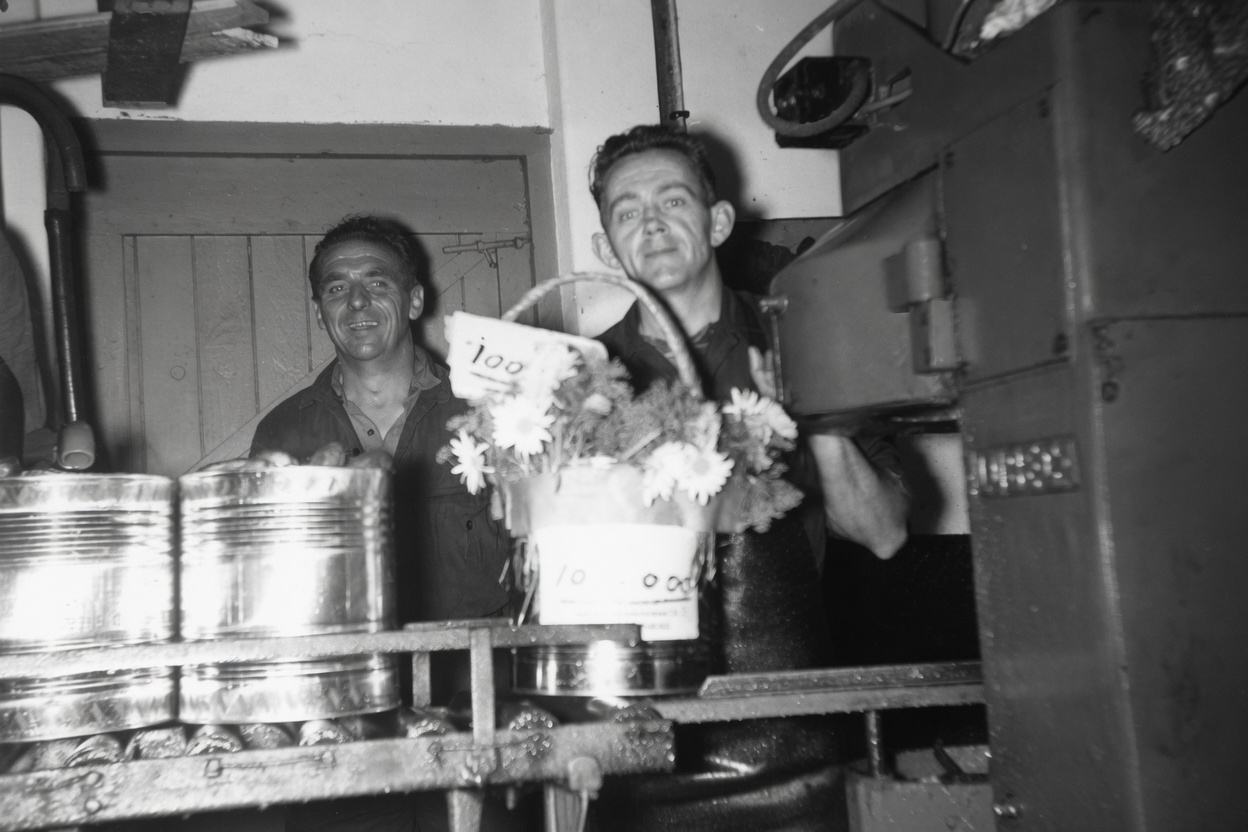 Feestelijk moment uit het familie- en bedrijfsarchief van Uijttewaal: opnieuw reden voor een feestje.