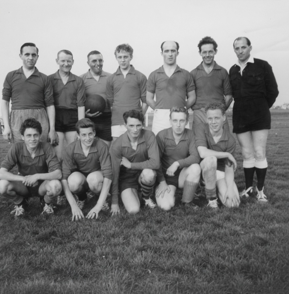 Bedrijfsvoetbalelftal uit 1964 met Cor Hoogervorst, Theo van de Meer, Wim Uijttewaal, Sjors Kennis, Jan Zevenhoven, een onbekende persoon, Cor Otto, Huub van de Jagt, Leo Uijttewa…