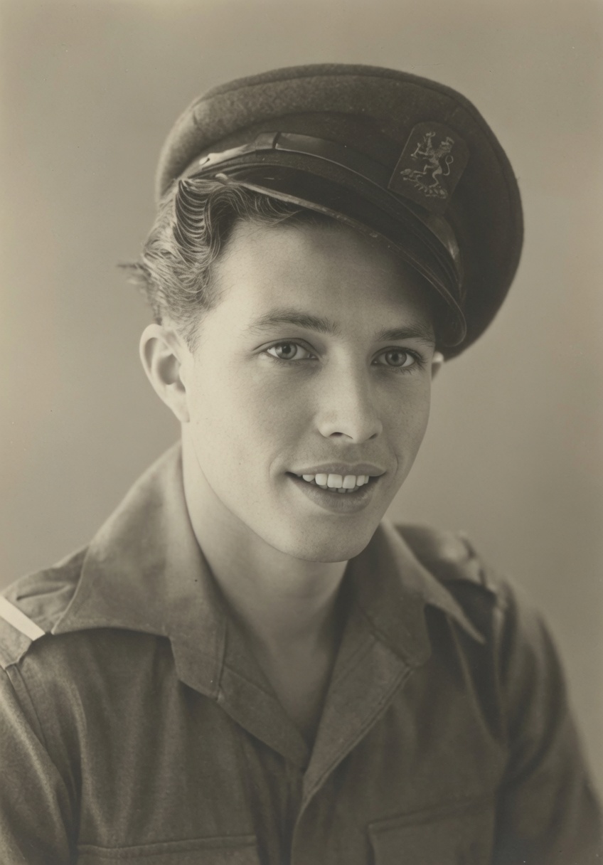 Leo Uijttewaal (1925–2006) als soldaat.