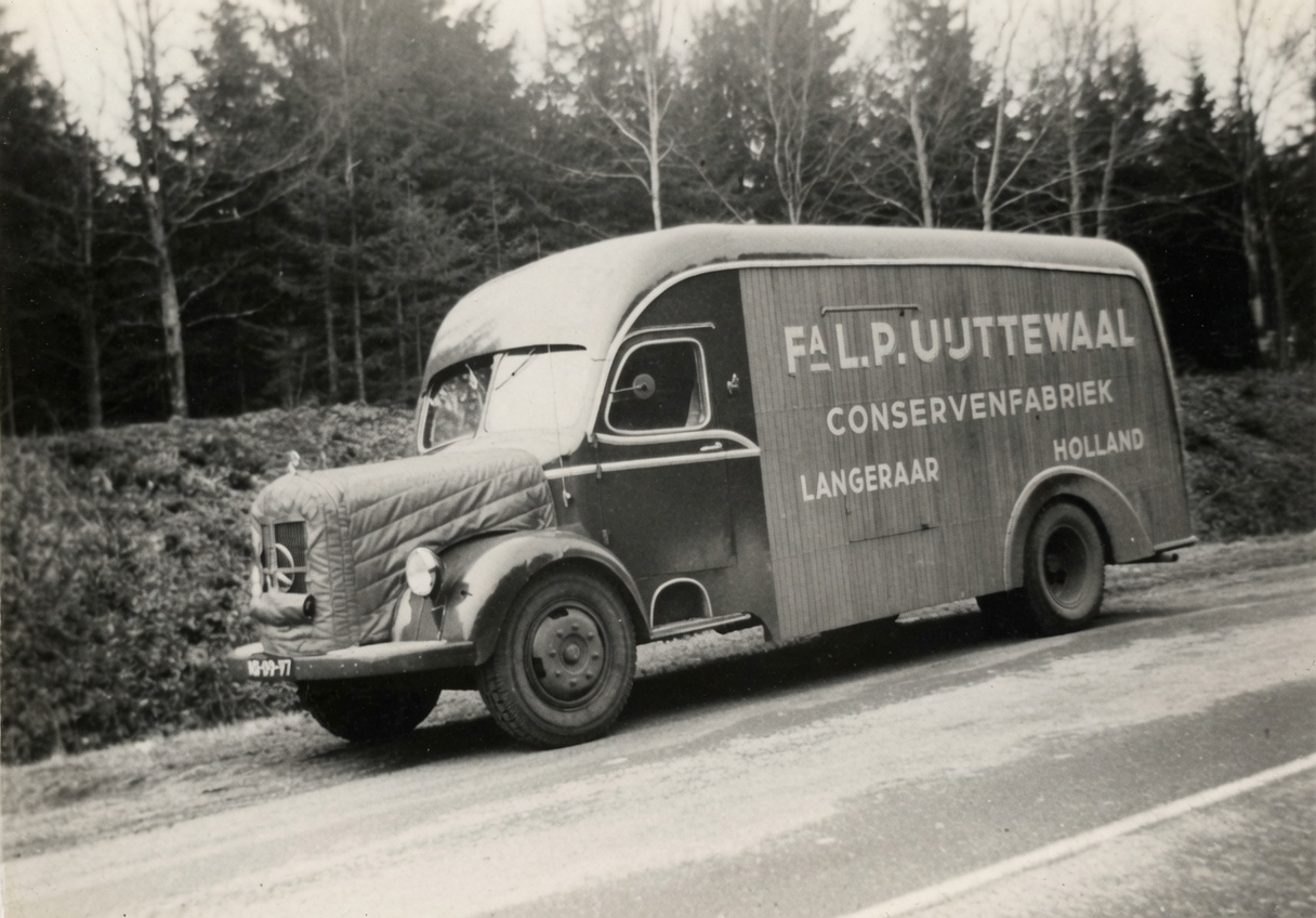 Historische vrachtwagen in de winter, te zien aan de isolatie op de motorkap.