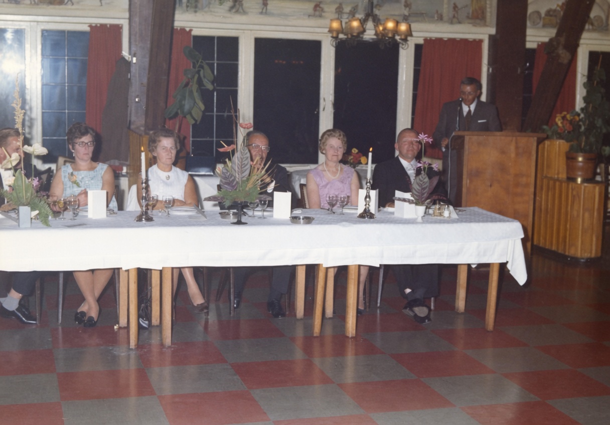Wim Uijttewaal houdt een speech bij Avifauna tijdens een jubileumviering.