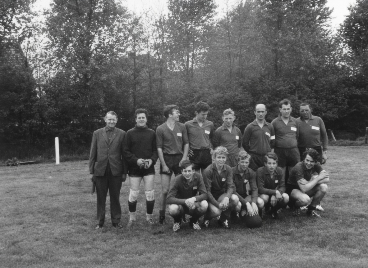 Bedrijfsvoetbal met zes leden van de familie Uijttewaal op de foto.