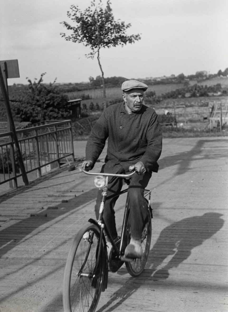 Leendert Uijttewaal (1888–1943) op de fiets bij de Papenveersebrug, ook bekend als de Papenbrug, in 1937.