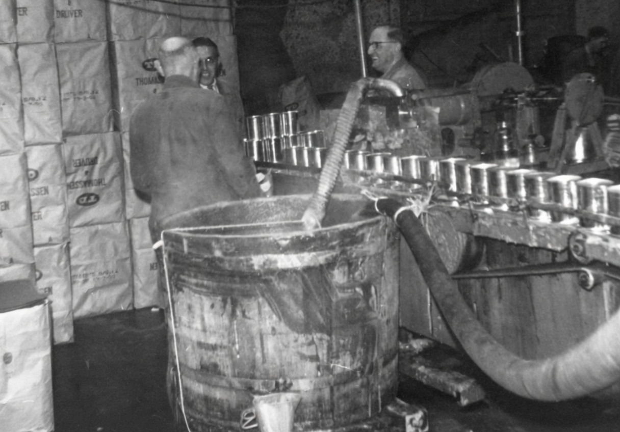 Appelmoes maken onder toeziend oog van bedrijfsleider Wim Uijttewaal, 1958.