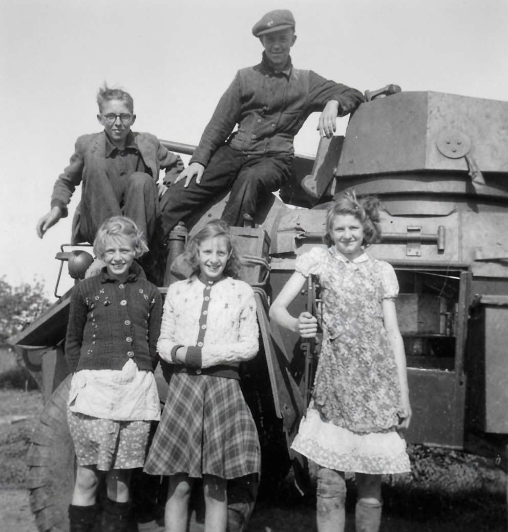 Bevrijding in mei 1945; Wim Uijttewaal staat linksboven op de foto.