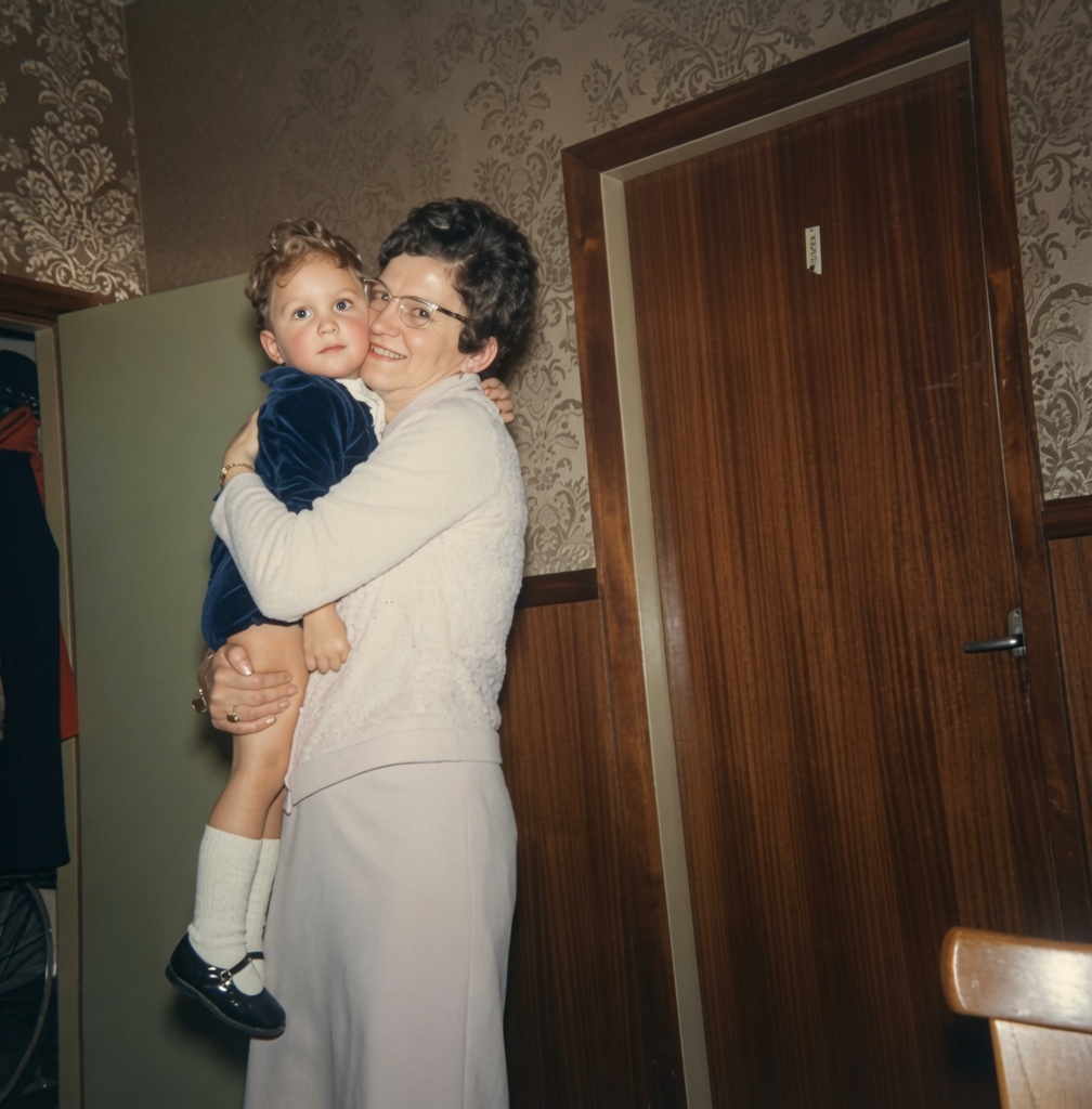 Pim Uijttewaal met zijn moeder (1927–2013) tijdens het 12,5-jarig huwelijksfeest van zijn ouders in 1969. Pim werd bij Café Leliveld in Nieuwveen, het huidige Café Inn 't Lely Vel…