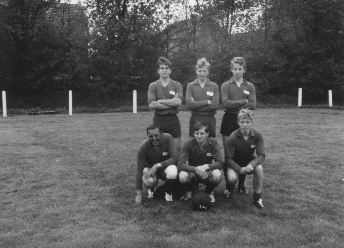 "Twee generaties van de familie Uijttewaal. Bovenste rij: Jan (zoon van Piet), Cees (zoon van Jan) en Peter (zoon van Piet). Onderste rij: Wim (broer van Jan en Piet), Leo (zoon v…