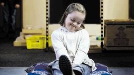 Eva van Dijk heeft het naar haar zin op de reguliere Delteykschool in Werkhoven. Die staat positief tegenover kinderen die anders zijn en anders leren. 