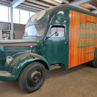 Historische vrachtwagen uit het familie- en bedrijfsalbum van Uijttewaal.