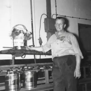 Arie Kennis bij de 100.000ste tienliter, september 1957.