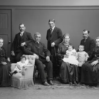 Zeldzaam familieportret van drie generaties Uijttewaal, circa 1919 of 1920. Van links naar rechts: Tonia Uijttewaal-Droogh, Arnold Uijttewaal (tweelingbroer van Leendert), baby Ne…