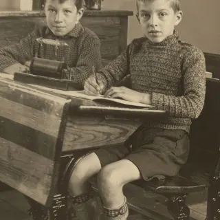 Leo en Wim Uijttewaal in de klas in Langeraar, circa 1937 (geschat).