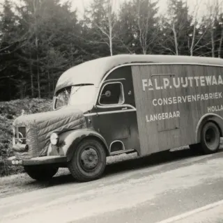 Historische vrachtwagen in de winter, te zien aan de isolatie op de motorkap.