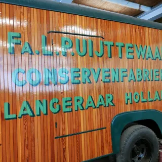 Close-up van de fraaie belettering op een vrachtwagen, in opslag in Nieuwkoop.