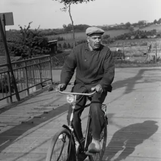 Leendert Uijttewaal (1888–1943) op de fiets bij de Papenveersebrug, ook bekend als de Papenbrug, in 1937.