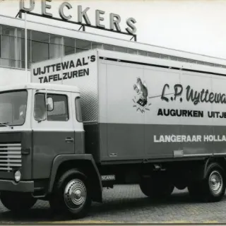 Een nieuwe vrachtwagen staat klaar om opgehaald te worden bij Deckers Carrosseriebouw.