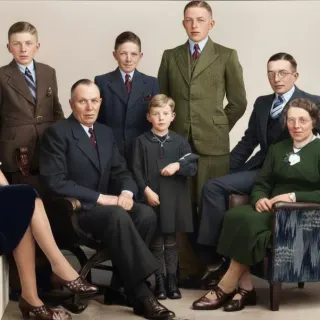 Ingekleurde familiefoto van L.P. Uijttewaal. Van links naar rechts en van boven naar beneden: Jaap, Leo, Jan, Nel, vader Leendert, Tonnie, Piet, moeder Jans en Wim.