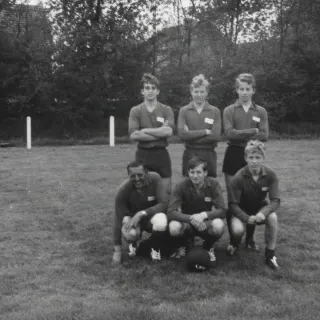 Twee generaties van de familie Uijttewaal. Bovenste rij: Jan (zoon van Piet), Cees (zoon van Jan) en Peter (zoon van Piet). Onderste rij: Wim (broer van Jan en Piet), Leo (zoon va…