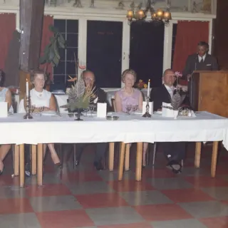 Wim Uijttewaal houdt een speech bij Avifauna tijdens een jubileumviering.