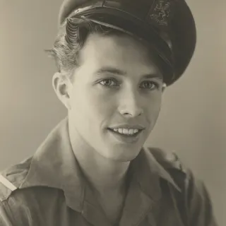 Leo Uijttewaal (1925–2006) als soldaat.