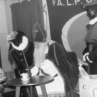 Pim Uijttewaal met zijn moeder tijdens het sinterklaasfeest voor het personeel in de kantine aan de Kattenbrug.