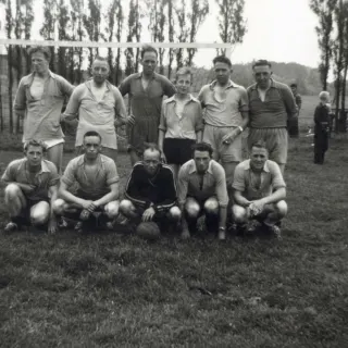 Bedrijfsvoetbalelftal met onder anderen Jan, Leo en Wim Uijttewaal.