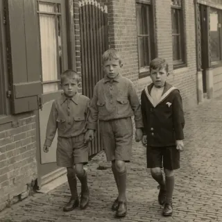 Wim, Jan en Leo Uijttewaal in de Dorpsstraat in Nieuwveen, 1934.