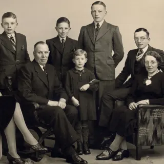 Familiefoto van L.P. Uijttewaal. Van links naar rechts en van boven naar beneden: Jaap, Leo, Jan, Nel, vader Leendert, Tonnie, Piet, moeder Jans en Wim.