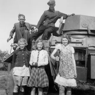 Bevrijding in mei 1945; Wim Uijttewaal staat linksboven op de foto.