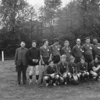 Bedrijfsvoetbal met zes leden van de familie Uijttewaal op de foto.